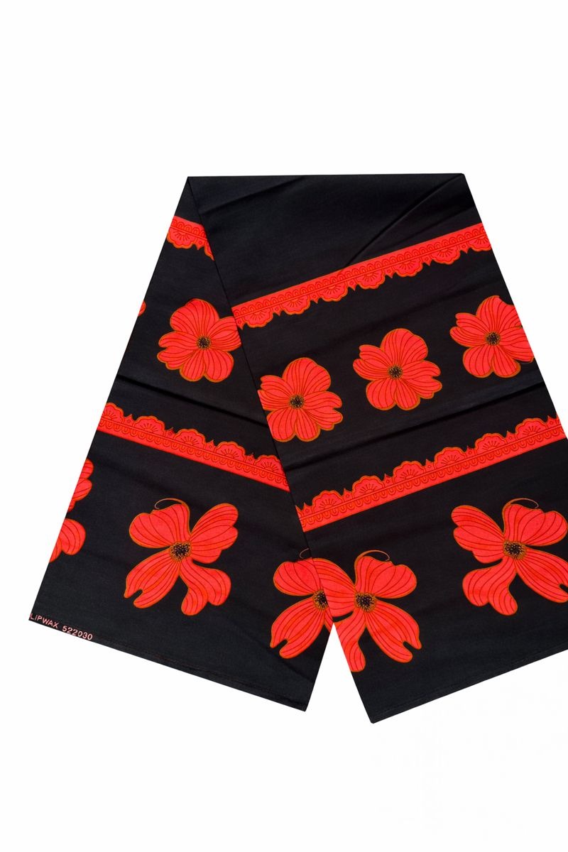 Capulana africana 100% algodão com flores vermelhas sobre fundo preto