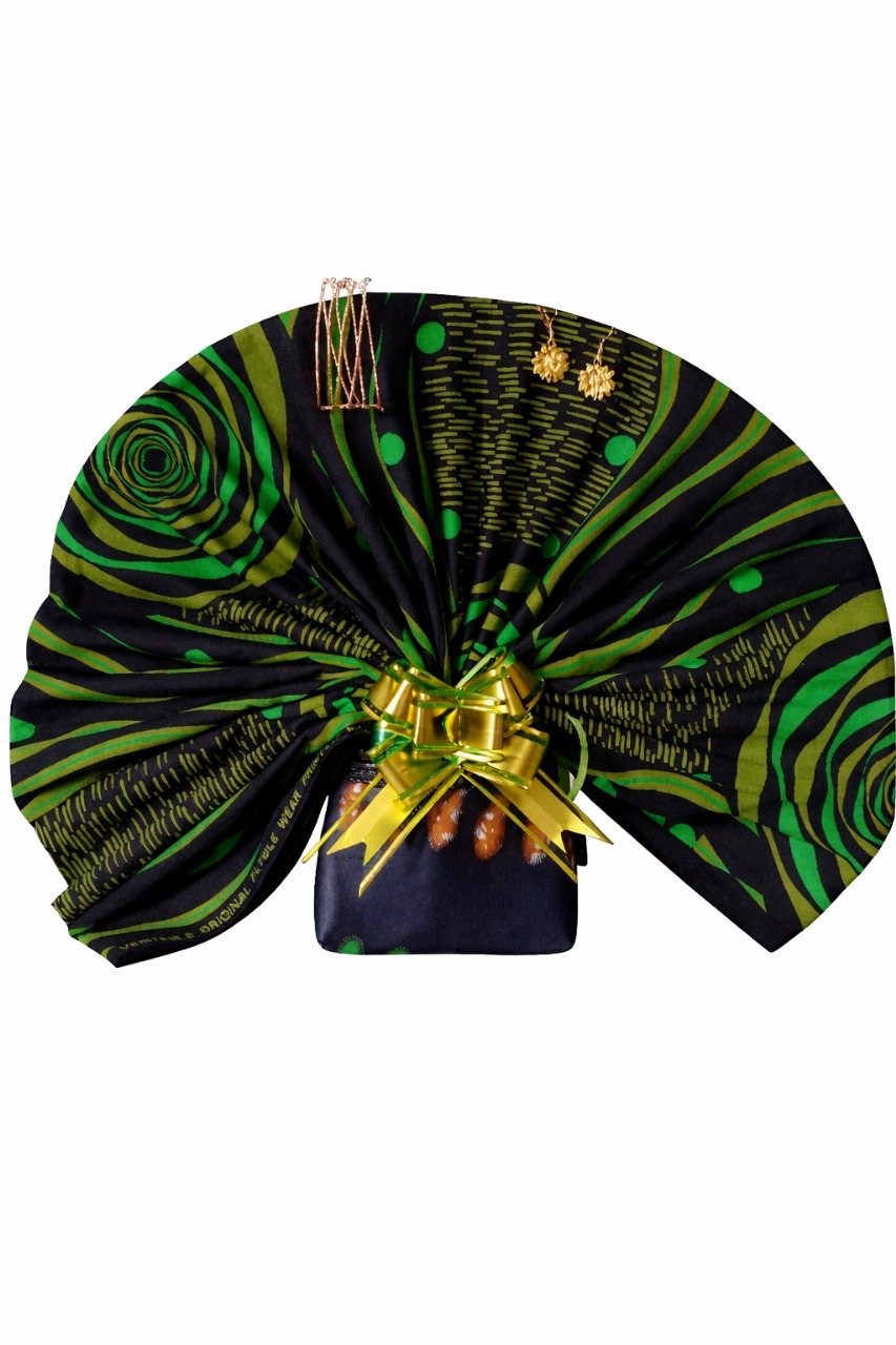 Capulana em Bouquet by Pushti Ideia de presente criativo de capulana em bouquet com carteira porta-moedas