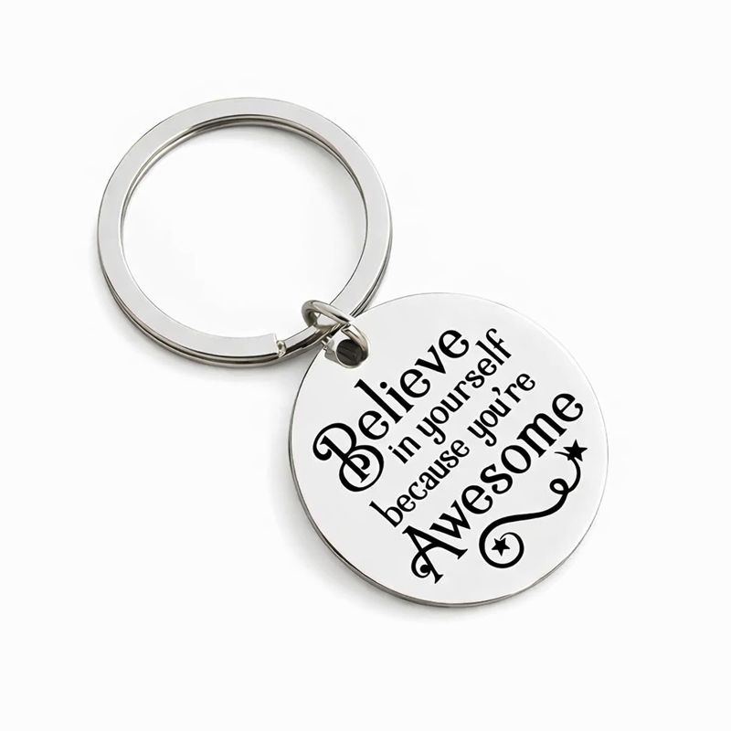 Chaveiro em aço inox com frase motivacional “Believe in yourself because you’re awesome”