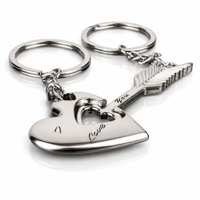 Conjunto de chaveiros em aço inoxidável com formato de coração e chave sobre fundo branco