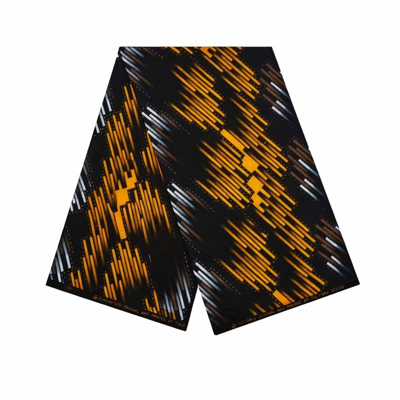 Capulana africana preta com padrões geométricos dourados em tecido de algodão