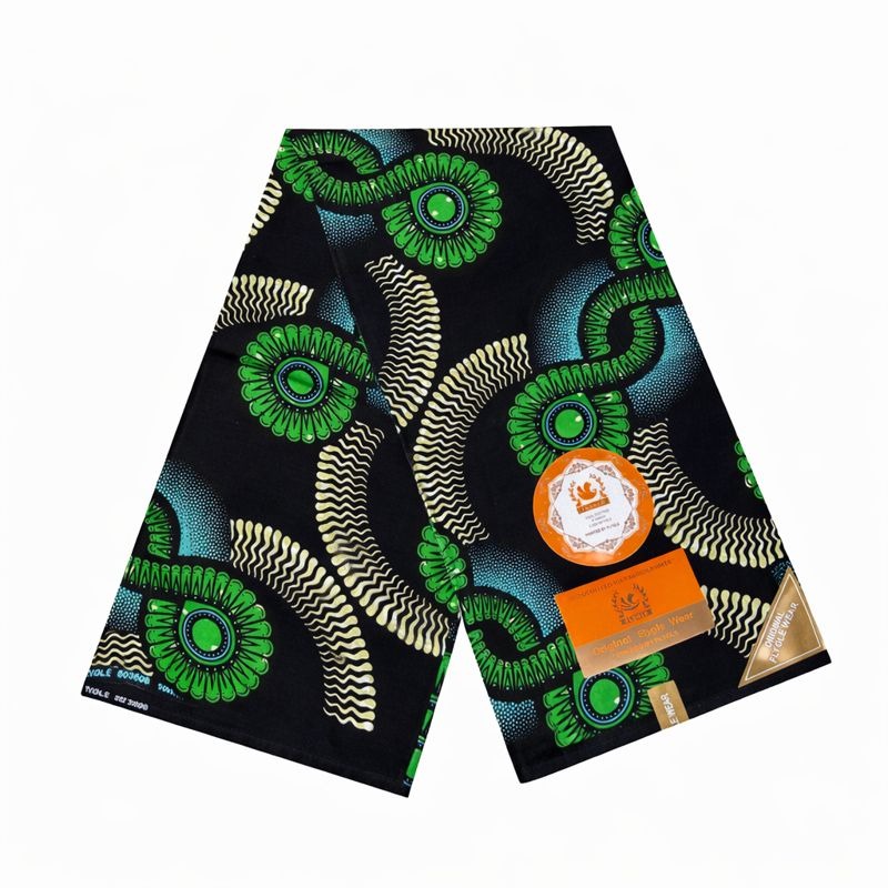 Capulana africana 100% algodão com fundo preto e padrões circulares verdes, tecido wax africano em fundo branco